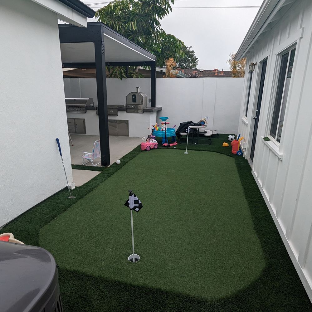 Backyard artificial-turf putting green